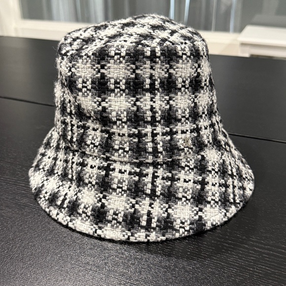 Chanel Black Gray and White Wool Tweed Plaid Patterned Bucket Hat - M - Picture 1 of 6